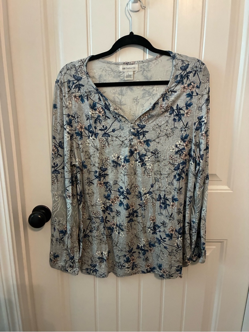 Liz Claiborne Light Blue Floral V-Neck Long Sleeve Top